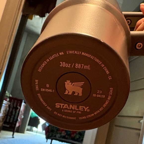 Stanley Matte Tumbler with Handle and Lid in color 'charcoal' 30 ounce - Picture 7 of 8